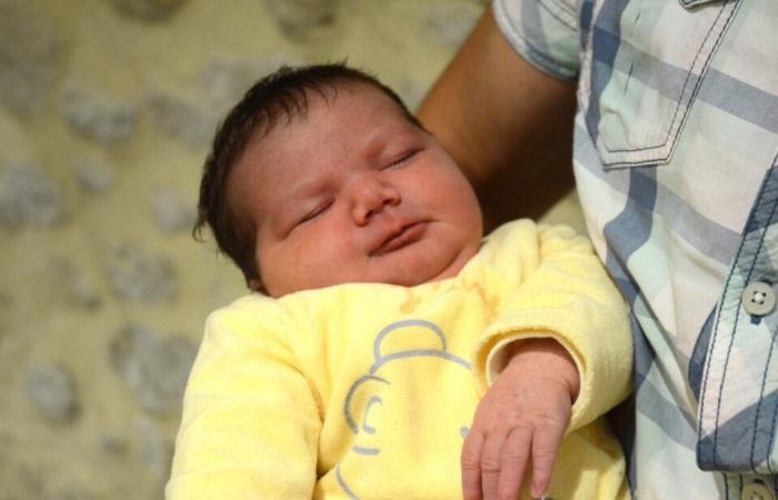 Because of a car problem, in Gironde, Julie gives birth in the middle of the night in her friends' garden.