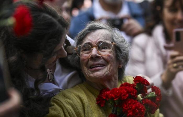 the “lady with carnations”, symbol of the 1974 revolution, has died