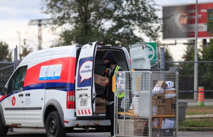 Canada Post mail carriers go on strike