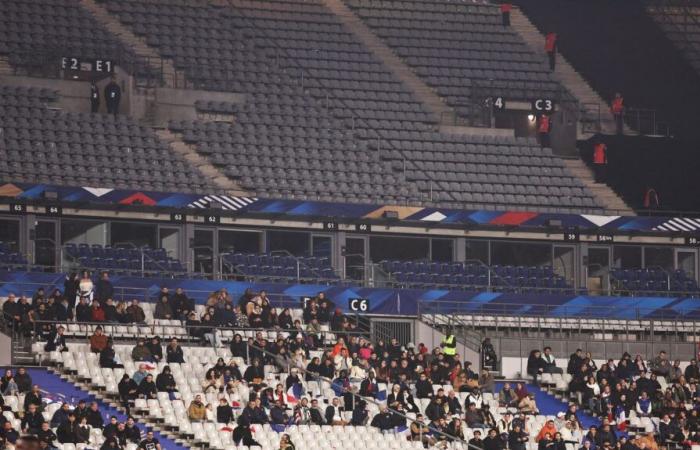 in an almost empty stadium, the funny atmosphere in the stands for the France-Israel match