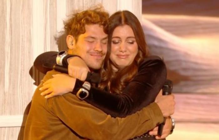 Maureen surprised by her boyfriend during her duet with Alyosha Schneider