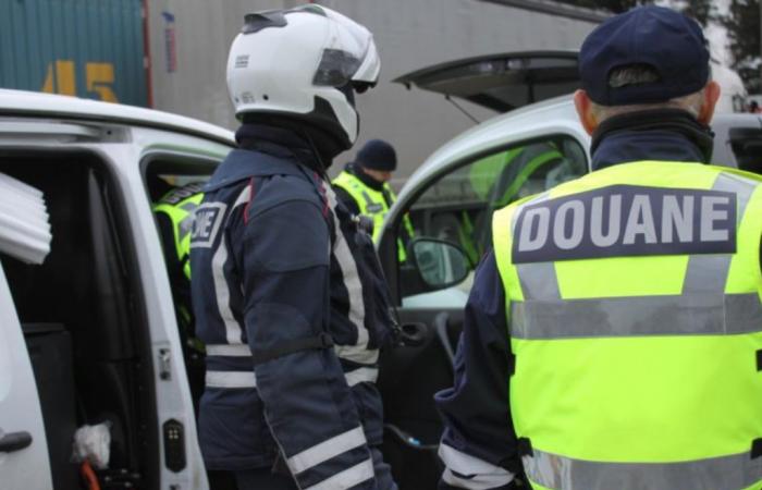 Landes. A chase between customs officers and two individuals ends in an accident