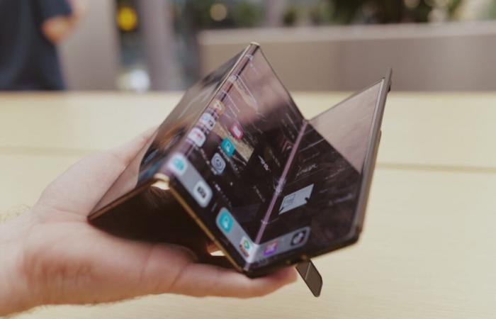 Samsung would indeed consider launching its own version of the tri-folding smartphone from 2025