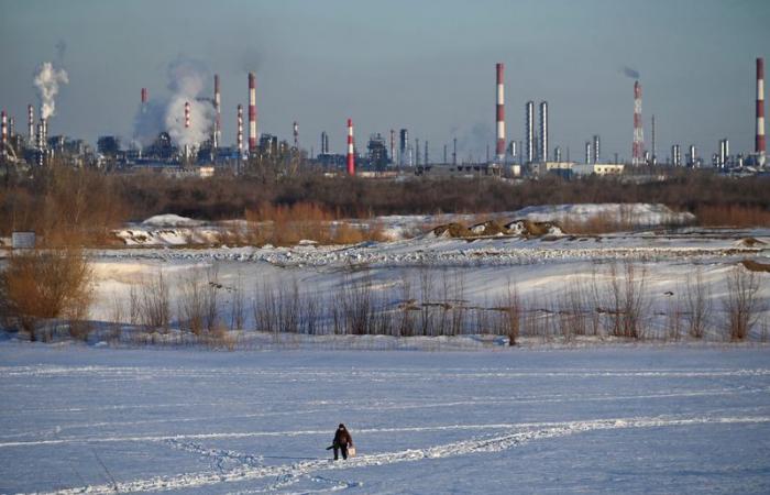 Exclusive – Russian refineries reduce oil production due to losses, shutdowns feared