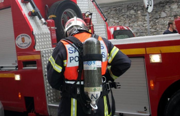 Starting from an outbuilding, the fire spreads to two buildings in Aveyron