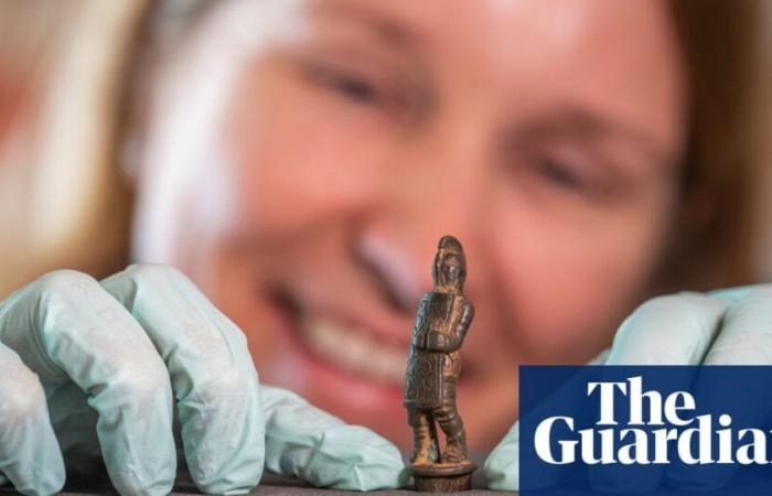 Gladiator knife handle found in Tyne ‘reflects spread of Roman celebrity culture’ | Archaeology