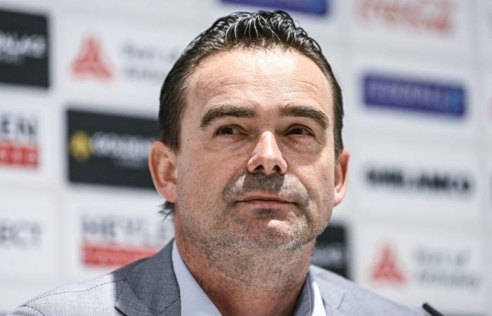 Overmars officially returns to work at Royal Antwerp, suspension ends