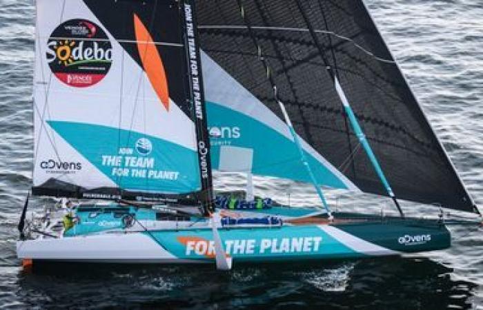 a tight fleet at a standstill in the absence of wind, Sam Goodchild in the lead… Follow the position of the skippers live