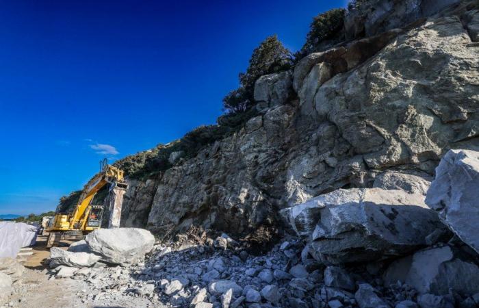 After the landslide on the RT 30 in Lumio (Haute-Corse), the rock breakers come into action