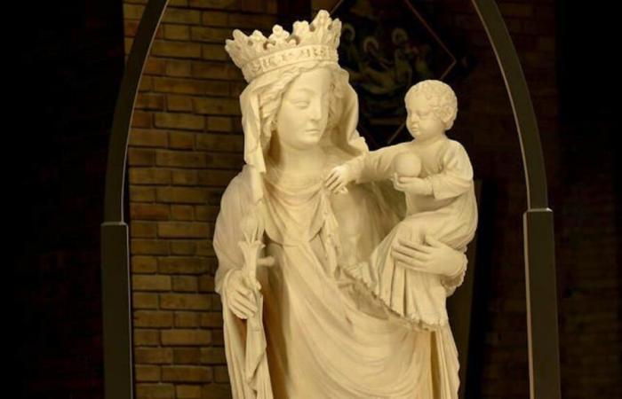 The symbolic statue of Notre-Dame returns to the cathedral