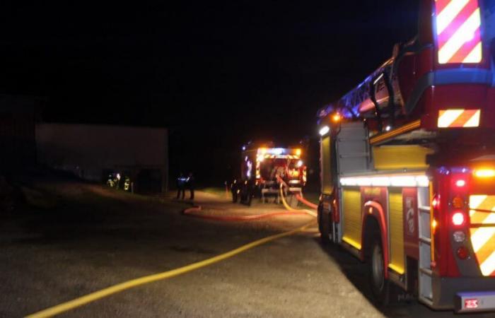 Haut-Doubs. While the farmer is milking his cows, a fire breaks out on his farm in La Longeville