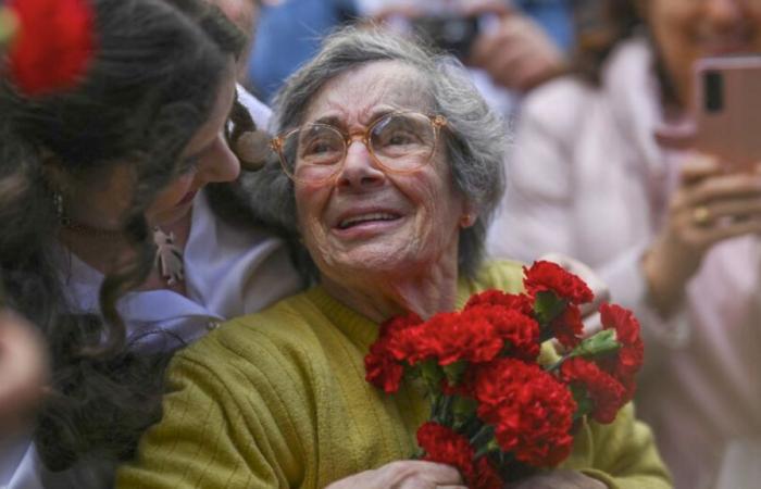 Death of the “lady with carnations”, Celeste Caeiro, symbol of the 1974 revolution in Portugal