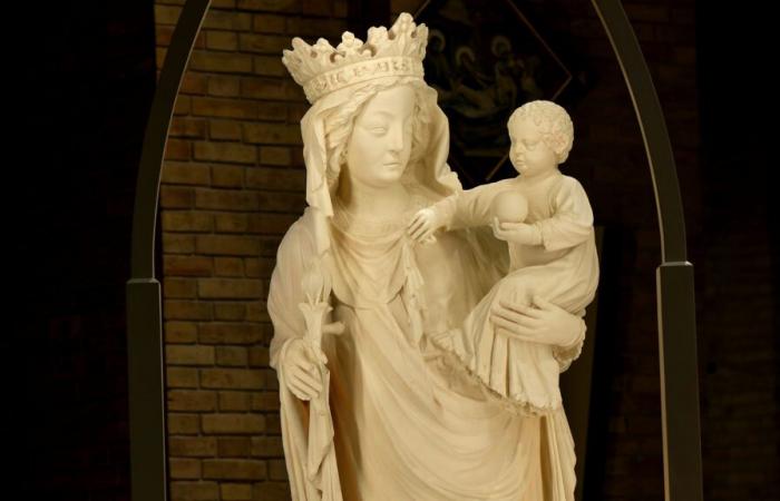 the statue of the Virgin and Child makes its return during an exceptional procession this Friday