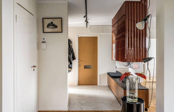 A renovated 87m2 apartment with a mid-century spirit