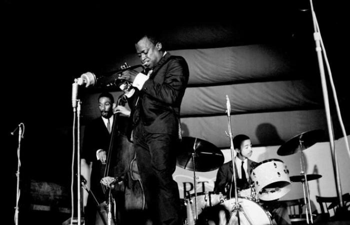 The archives of the French tours of Miles Davis and his quintet gathered in a box