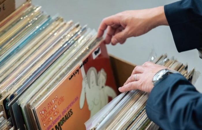 More than 100,000 vinyl records at low prices in a giant clearance sale in Paris