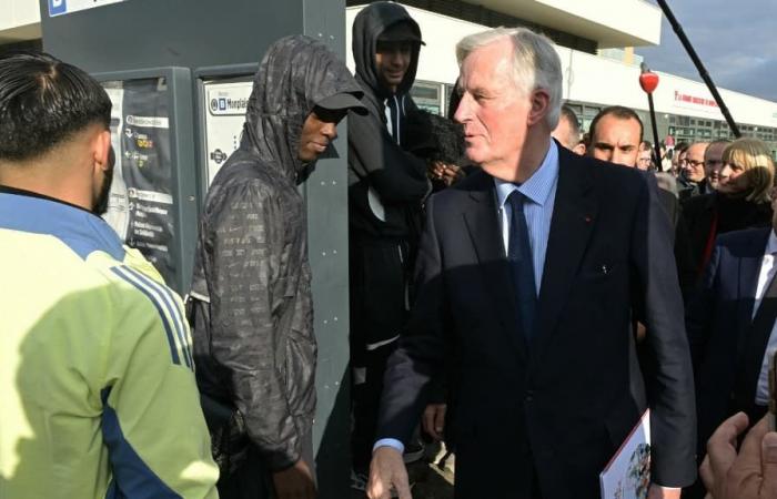 Barnier kicks into touch with a passerby who has “nothing left” on his account