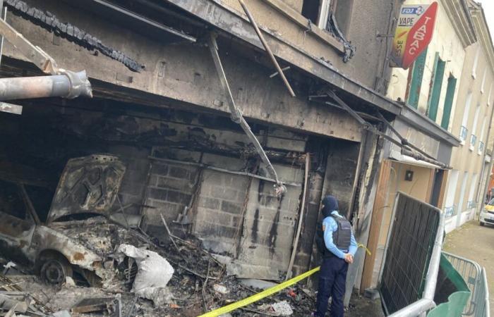 the Dangé-Saint-Romain tobacco shop ravaged by fire after a car-ram break