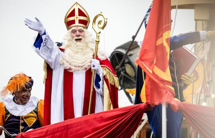 Sinterklaas arrives in Vianen, the parcel boat is on shore