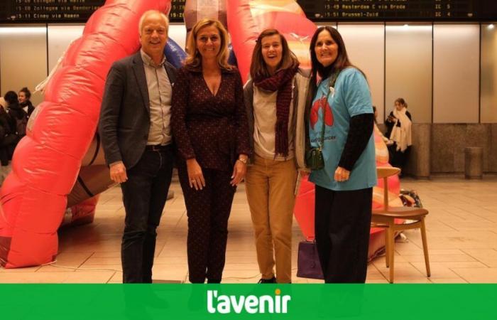 Giant lungs in Brussels Central to raise awareness about cancer