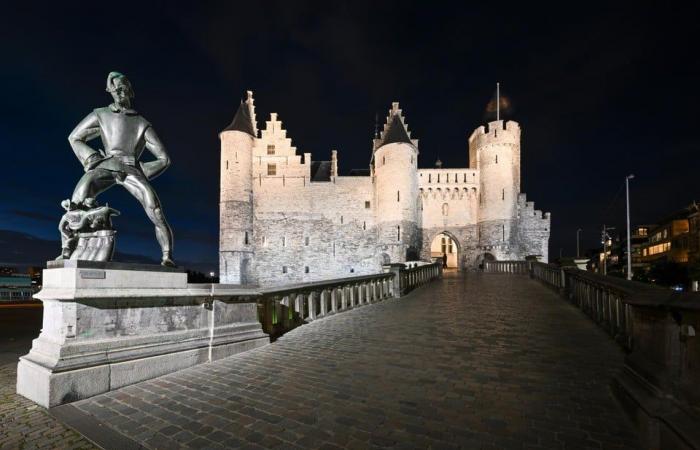 Sinterklaas will soon arrive in Antwerp and will make Het Steen his castle for the first time for three weeks (Antwerp)