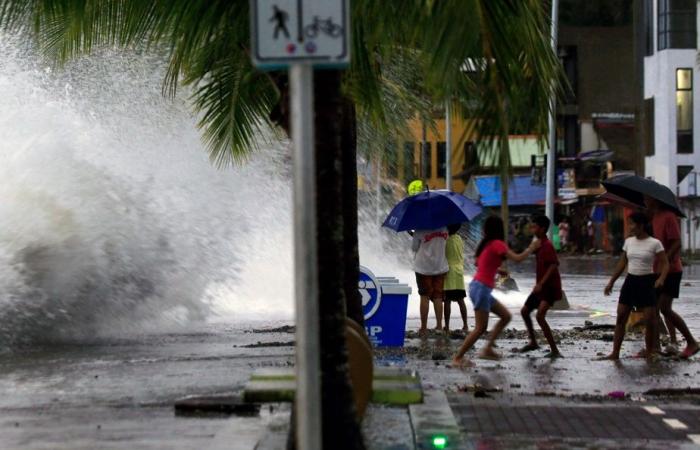 Super Typhoon Man-yi makes landfall in the Philippines