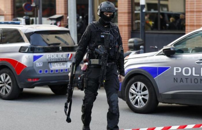 Hostage taking in progress near Paris, a man holed up in a restaurant with “three or four” employees