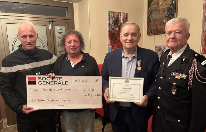 During a check presentation to orphans of firefighters, the mayor of Alès, Max Roustan was awarded a medal