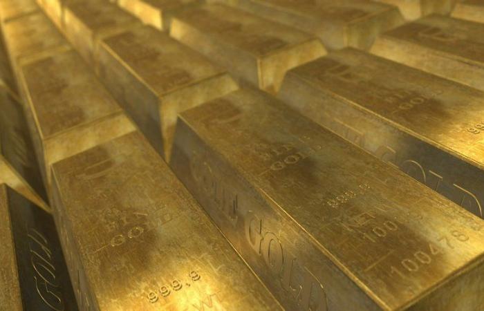 While renovating his house, he finds 2 million euros in cash and 50 gold bars in the walls: instead of keeping the money, the man immediately notifies the police