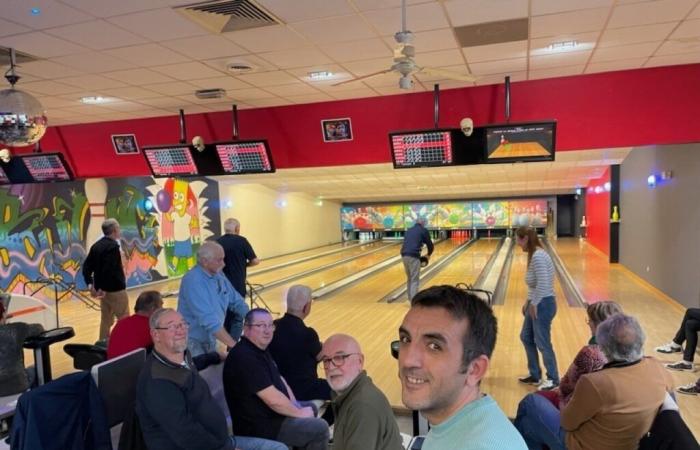 On this bowling alley in Orne, it's Friday afternoon fever for seniors