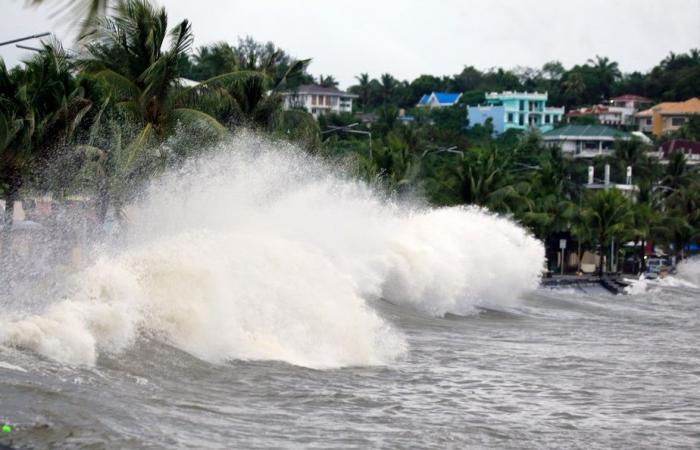 Super Typhoon Man-yi makes landfall in the Philippines