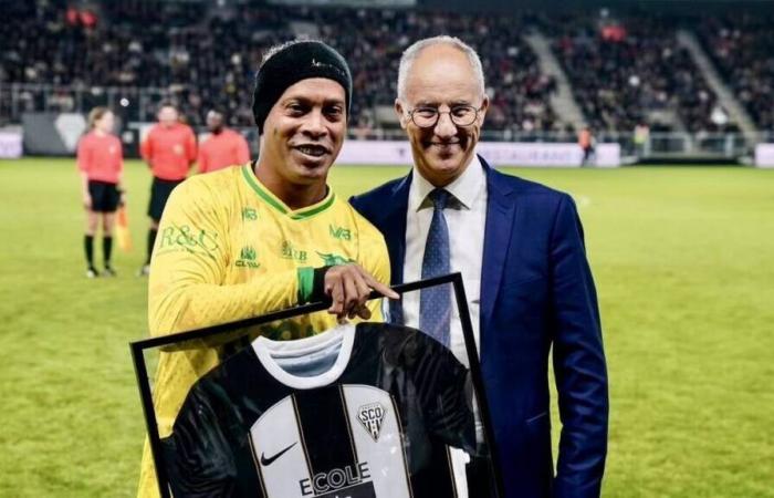 Soccer. Ronaldinho attracted nearly 10,000 spectators to Angers