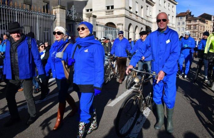 A “blue march” brings together nearly 300 people in tribute to a 74-year-old cyclist, killed by a motorist