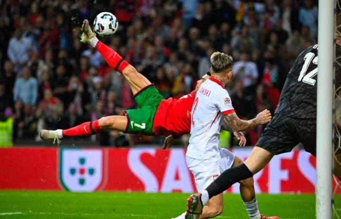 Football: Cristiano Ronaldo delights with an acrobatic return