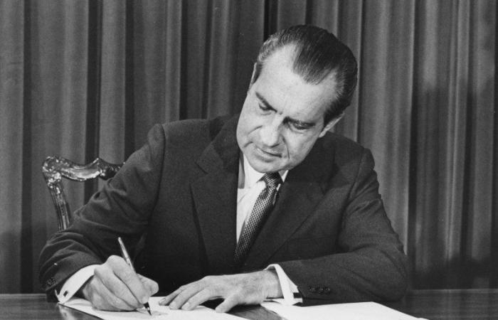 Nixon OKs construction of Alaska Pipeline