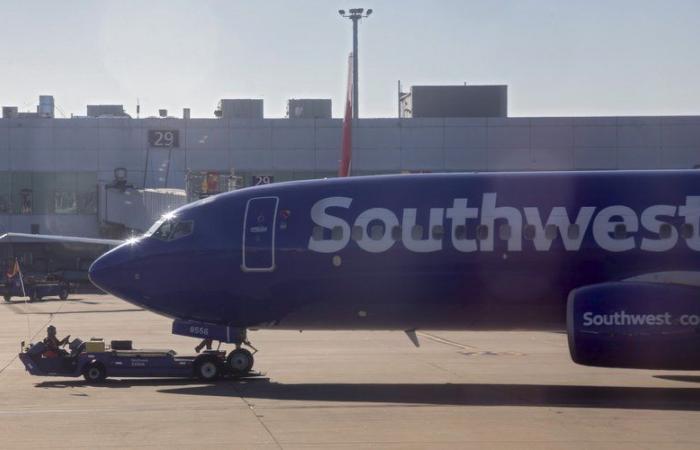 A shot hits the cabin “near the cockpit” of a Boeing: the plane was about to take off