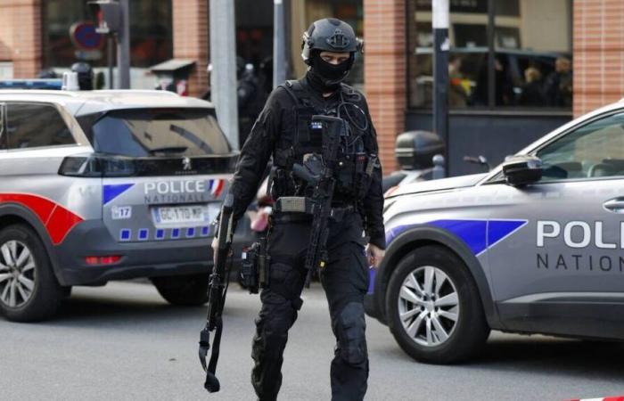 Hostage taking in progress in a restaurant in Issy-les-Moulineaux, a man entrenched