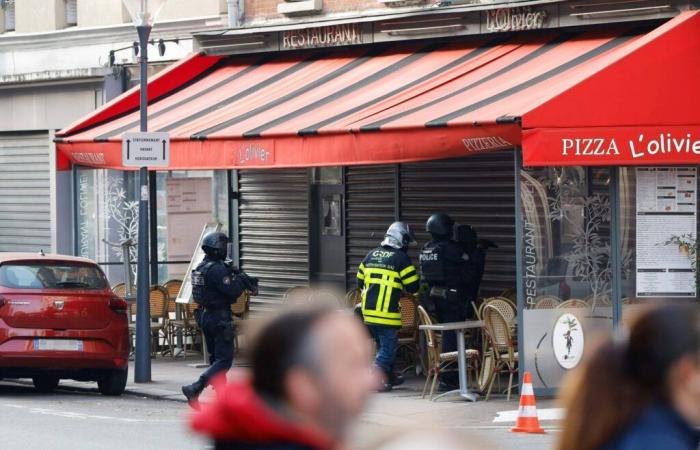 The man holed up in a pizzeria in Issy-les-Moulineaux arrested, his hostages released