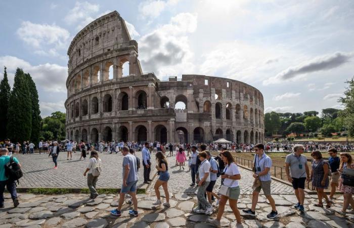 Outrage in Rome over Airbnb ‘gladiator’ battles at the Colosseum