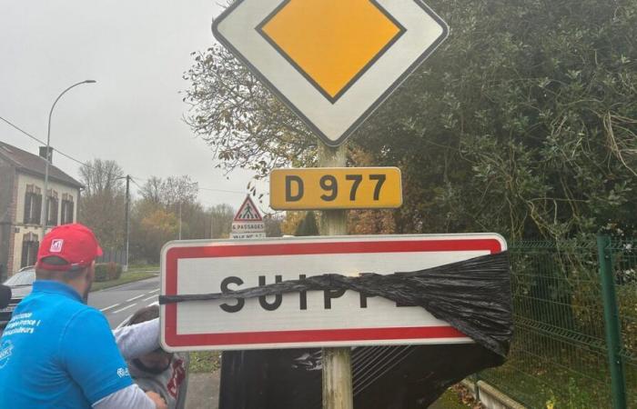 IN PICTURES – Agricultural crisis: angry Marne farmers cover the signs at the entrance to the municipalities