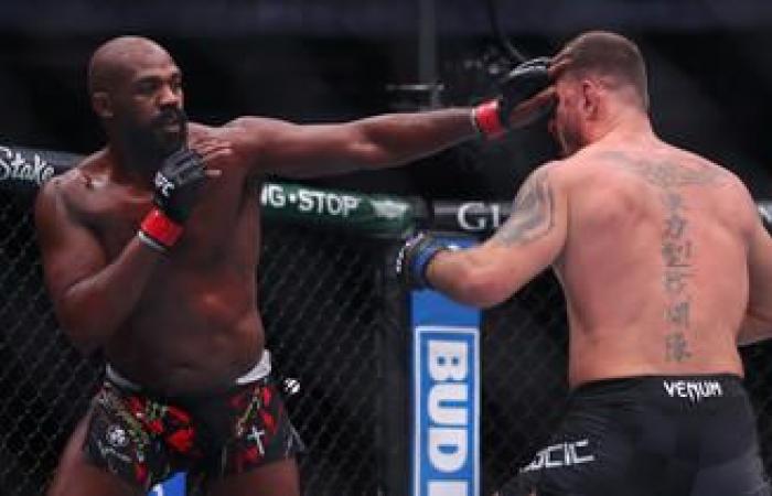 Jon Jones shares his belt with Donald Trump after the knockout inflicted on Stipe Miocic (video)