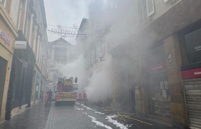 Fire in the city center of Metz: the roof of the building catches fire, around a hundred firefighters still on site