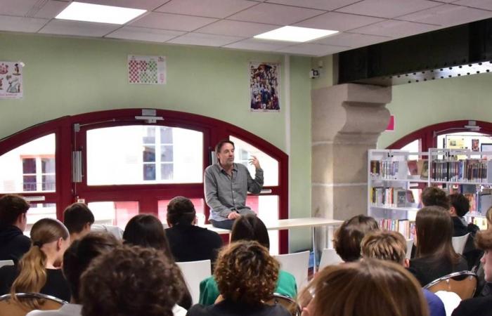 Michel Bussi, the author with 12 million books sold, meets high school students from Puy-en-Velay