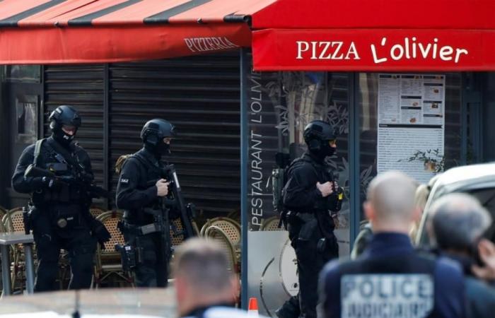 the man holed up in a pizzeria arrested, his hostages released