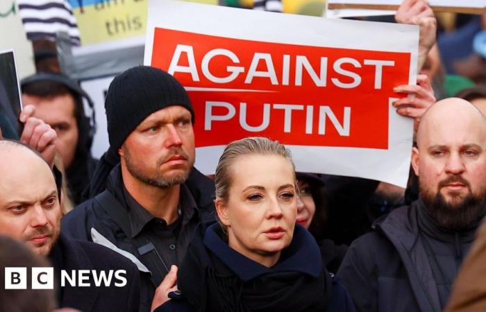 Keep protesting, says Navalny’s widow at Berlin march