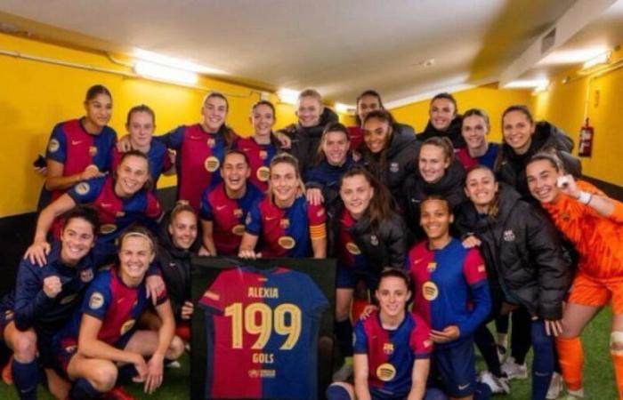 Alexia celebrates the Clásico with her 199th goal and a photo of the culé family