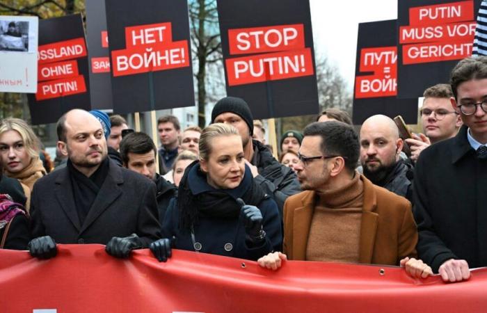 Russian opponents in exile march against the war in Ukraine