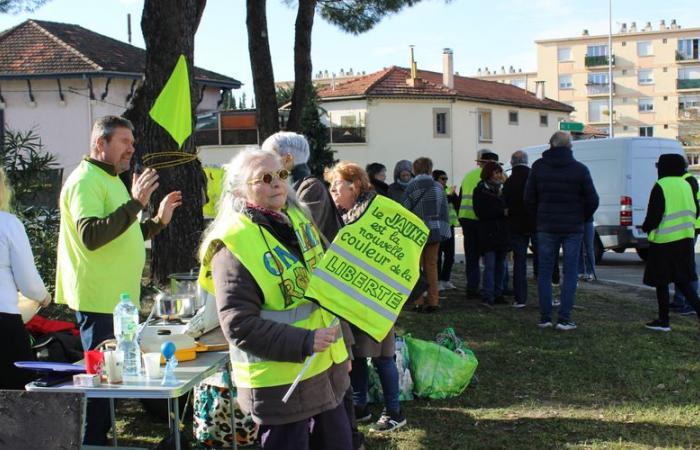 “We ask the government to listen to the people”: the “yellow vests” make their return to the Bagnols-sur-Cèze roundabout