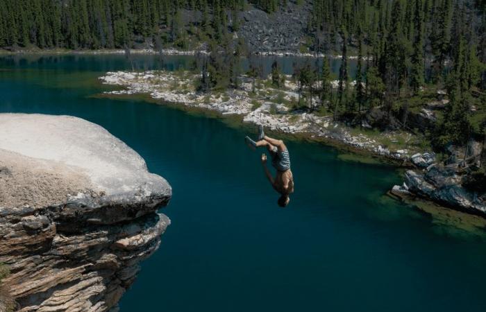 IN PICTURES. “In the air, there’s a moment of fun!”, a fan of cliff jumping, he jumps from the most beautiful waterfalls in the world