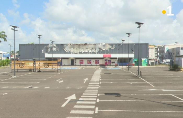 After the fire in a supermarket in Rivière-Salée, local residents warn of a health disaster